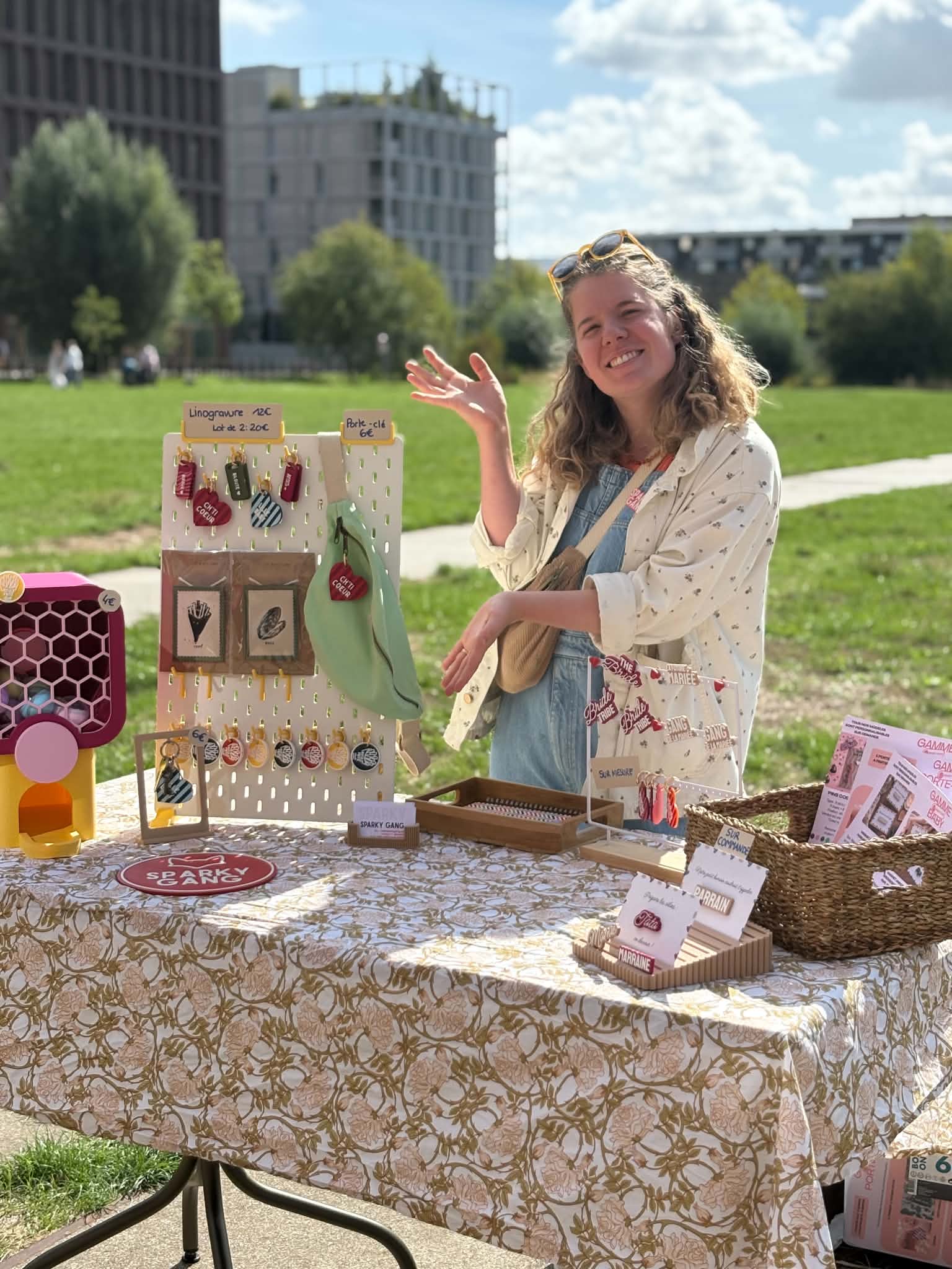 Chloé présente ses porte-clés Pimpette lors d’un marché